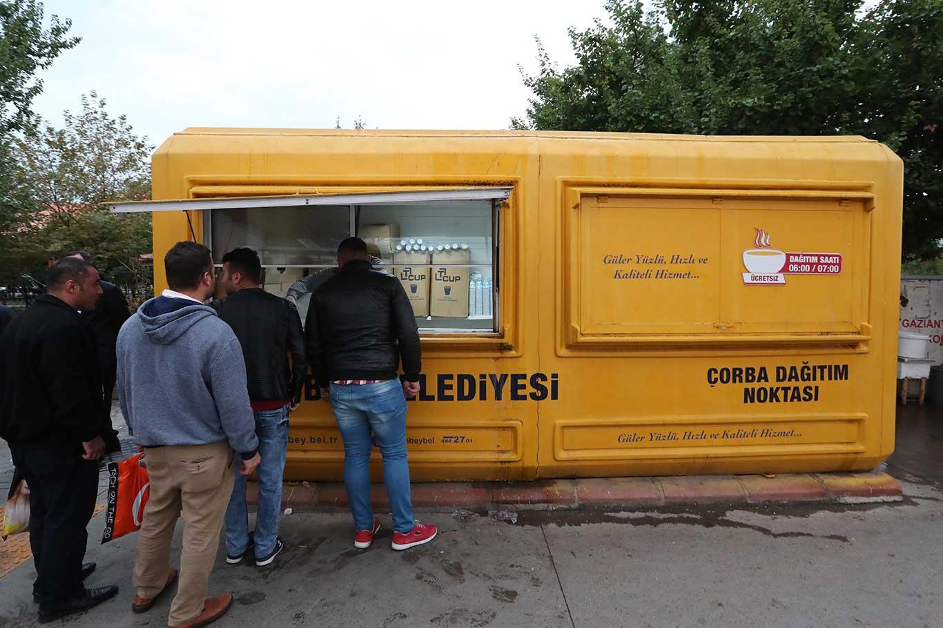 Her gün vatandaşlara ücretsiz çorba dağıtılıyor Her gün vatandaşlara ücretsiz çorba dağıtılıyor